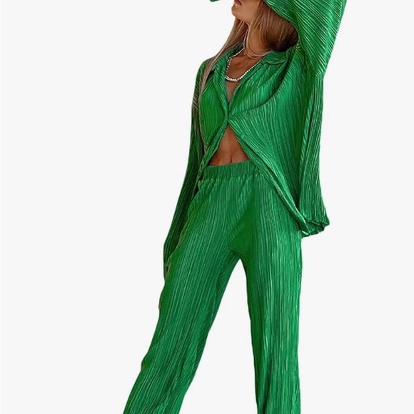 Two piece green pleated set - Picture 2 of 3
